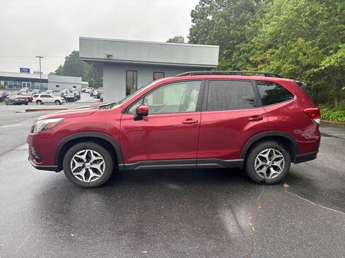 Used 2024 Subaru Forester Premium AWD/4WD image 3