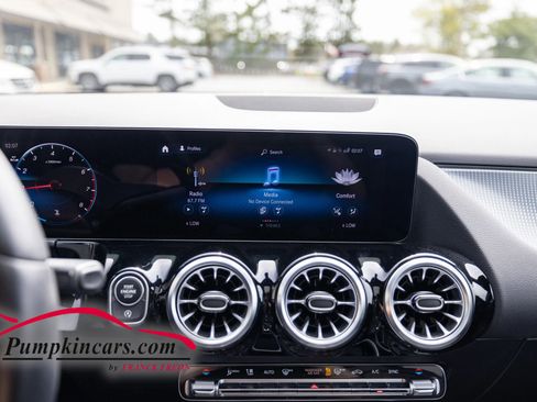 Used 2023 Mercedes-Benz GLA 250 4MATIC w/ Premium Package image 27