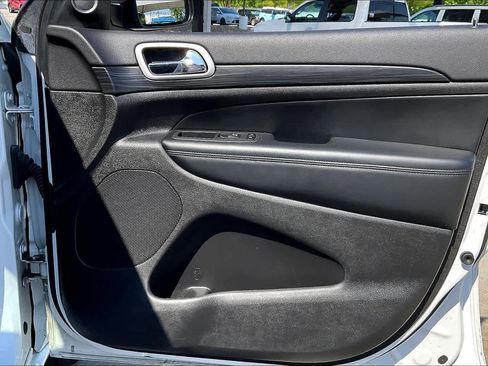 Used 2020 Jeep Grand Cherokee Altitude image 22