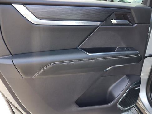 Used 2025 GMC Acadia Elevation image 9