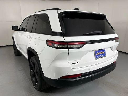 Used 2023 Jeep Grand Cherokee Altitude image 6