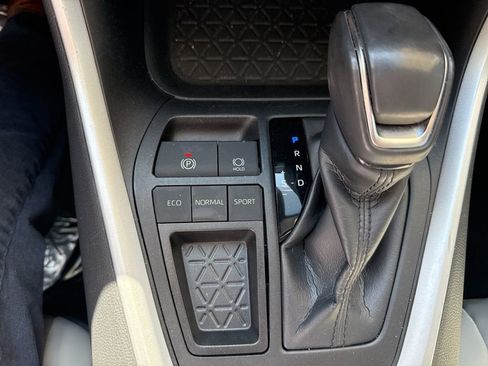 Used 2020 Toyota RAV4 XLE Premium image 17