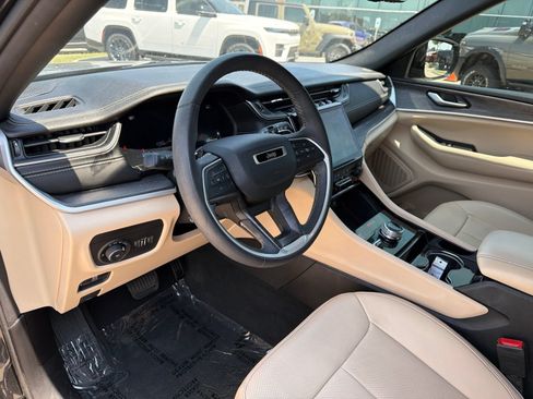 Used 2023 Jeep Grand Cherokee L Limited w/ Luxury Tech Group II AWD/4WD image 10