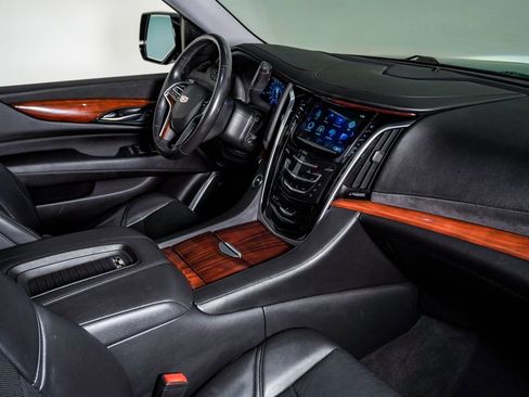 Used 2019 Cadillac Escalade Luxury AWD/4WD image 13