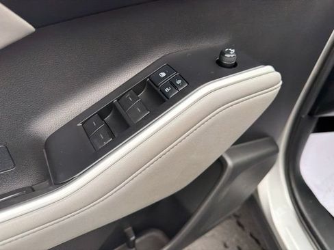 Used 2021 Toyota Highlander XLE AWD/4WD image 19