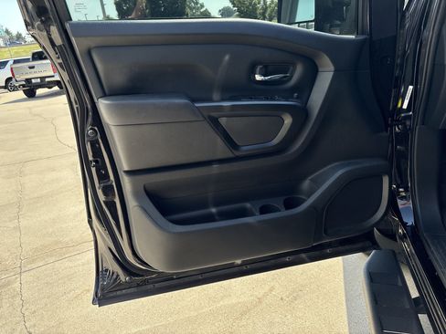 Used 2023 Nissan Titan SV w/ SV Convenience Package RWD image 13