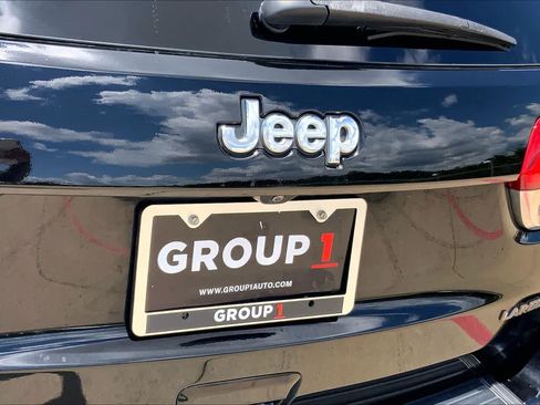 Used 2018 Jeep Grand Cherokee Laredo RWD image 30