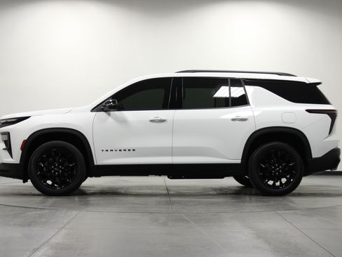 Used 2025 Chevrolet Traverse LT w/ Midnight/Sport Edition FWD image 7