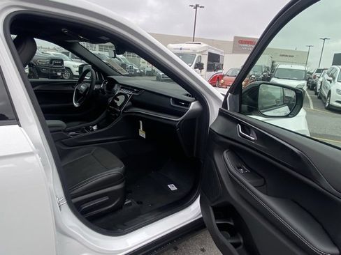 New 2025 Jeep Grand Cherokee Altitude image 27