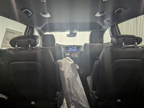 New 2026 Chrysler Pacifica Select image 11