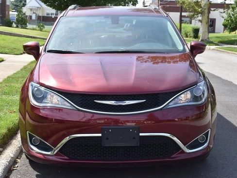 Used 2025 Chrysler Pacifica Select FWD image 3
