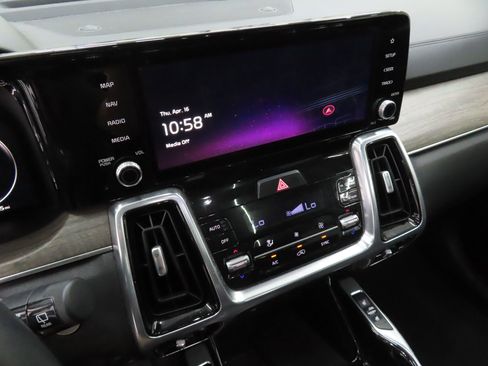 Used 2023 Kia Sorento SX Prestige image 16