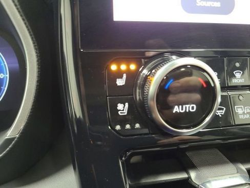 Certified 2024 Toyota Highlander Limited AWD/4WD image 33