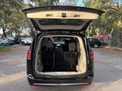 Used 2024 Chrysler Pacifica Touring-L image 27