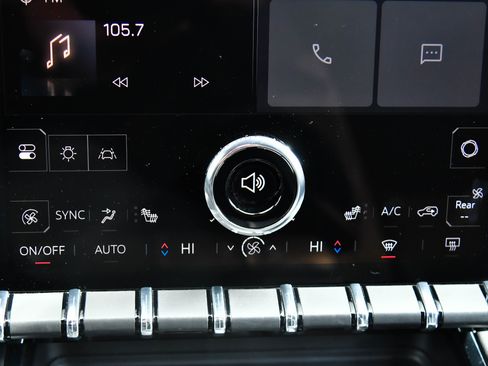 Used 2025 GMC Acadia Elevation image 31