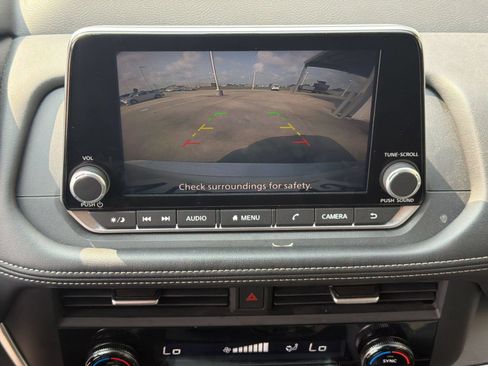 Used 2025 Nissan Rogue SV FWD image 21