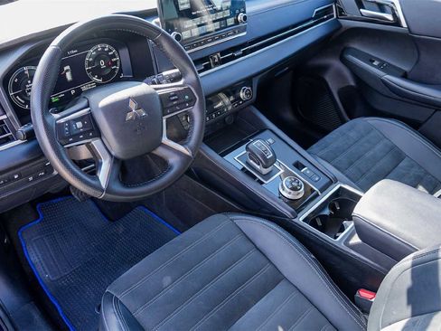 Used 2024 Mitsubishi Outlander SE image 2