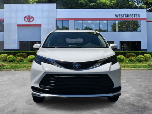 Used 2025 Toyota Sienna LE FWD image 2