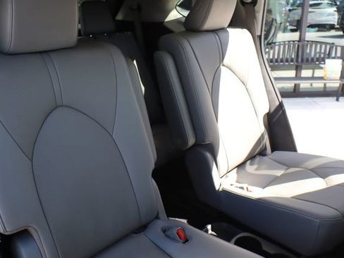 Used 2020 Toyota Highlander Limited FWD image 15