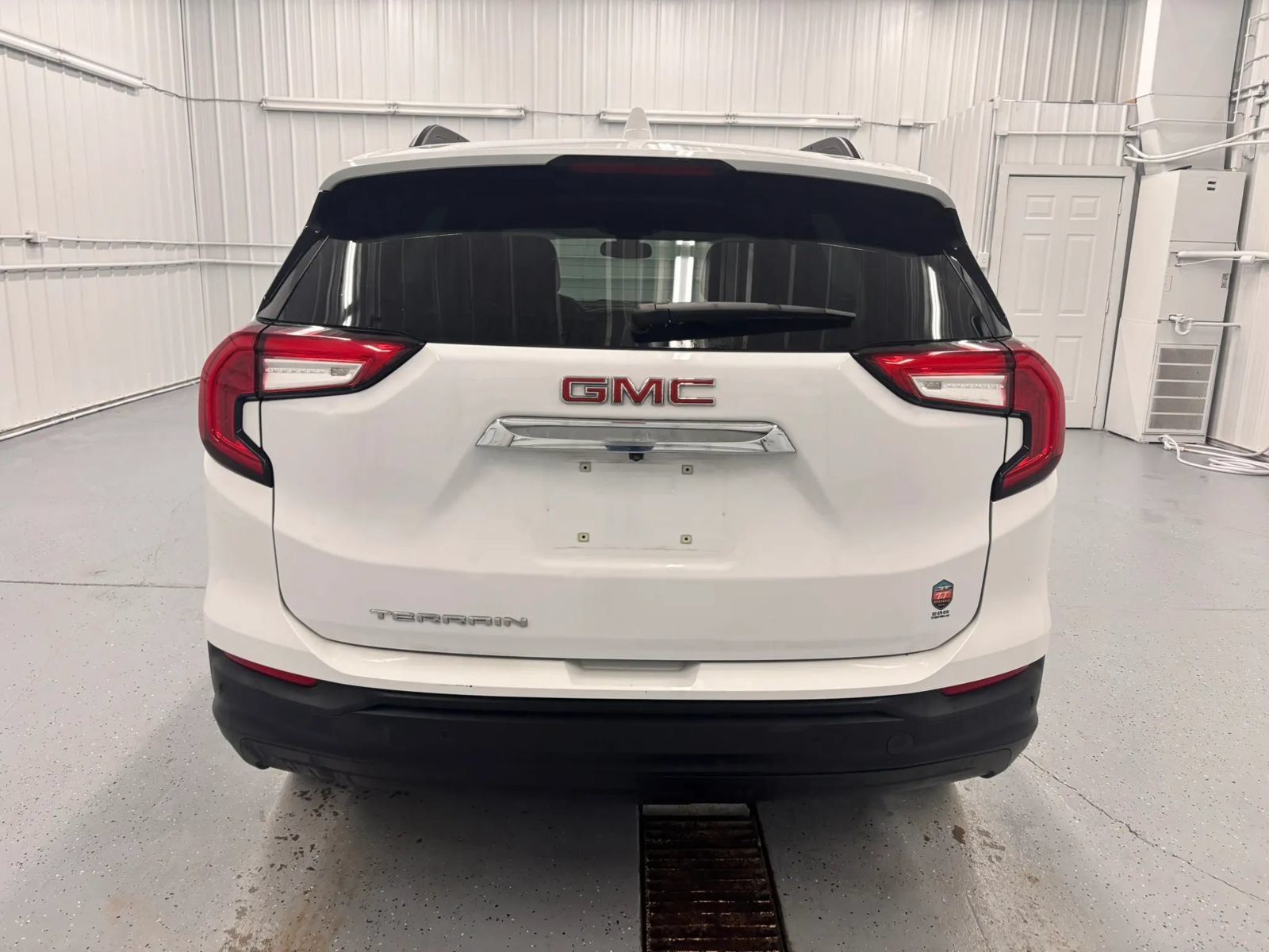 Used 2022 GMC Terrain SLE w/ Driver Convenience Package FWD image 6