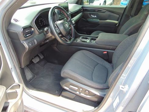 Used 2025 Honda Pilot Sport image 10