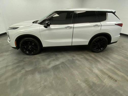 Used 2023 Mitsubishi Outlander SE Black Edition AWD/4WD image 4