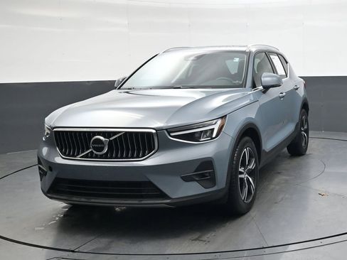 Used 2023 Volvo XC40 B4 Plus image 9