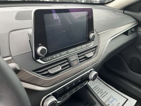Used 2025 Nissan Altima 2.5 SV FWD image 15
