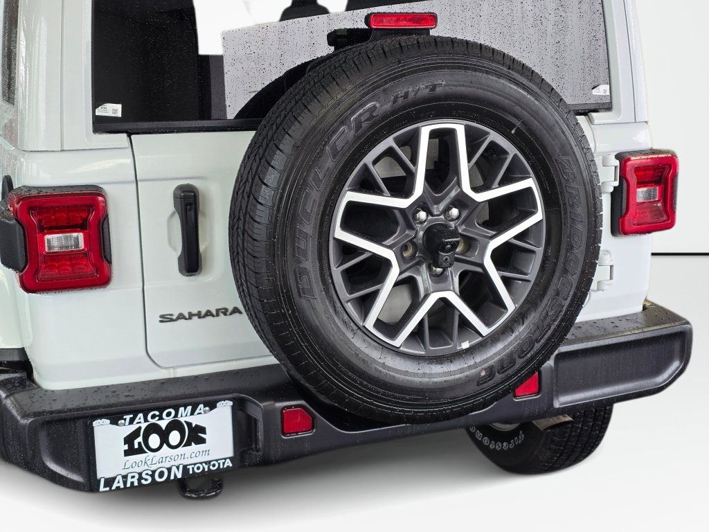 Used 2025 Jeep Wrangler Unlimited Sahara AWD/4WD image 13