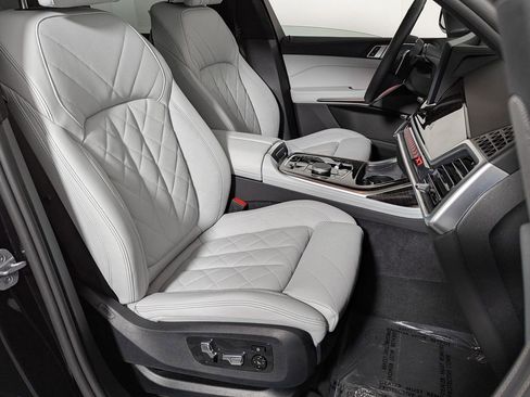 Used 2025 BMW X7 xDrive40i w/ Premium Package image 27