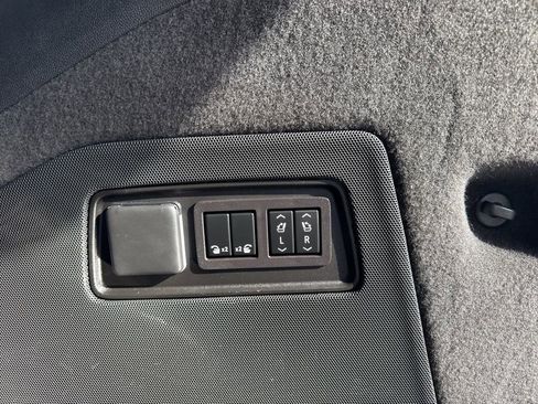 Used 2023 Cadillac Escalade ESV Sport Platinum w/ LPO, ONYX Package image 33