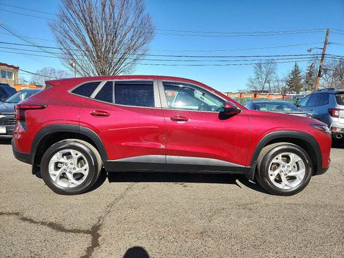 Used 2024 Chevrolet Trax LS w/ LS Convenience Package image 7