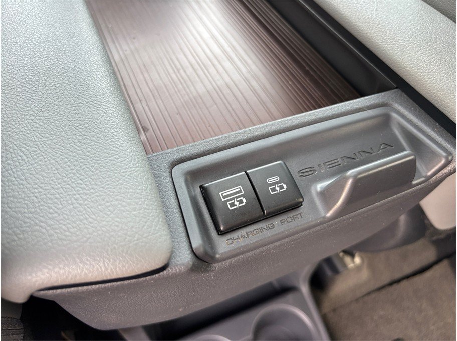 Used 2023 Toyota Sienna XLE FWD image 37