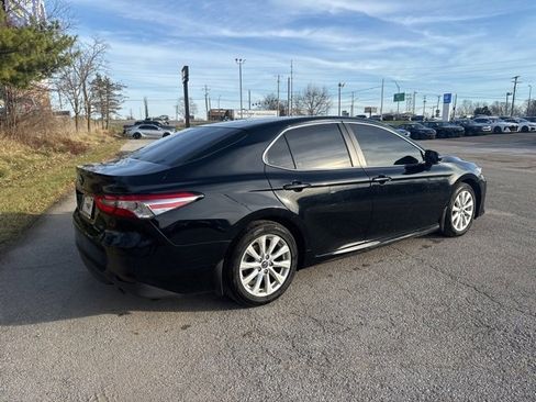 Used 2018 Toyota Camry LE image 3