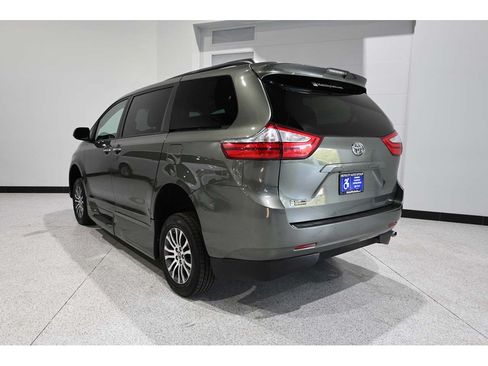 Used 2019 Toyota Sienna XLE w/ XLE Navigation Package FWD image 8