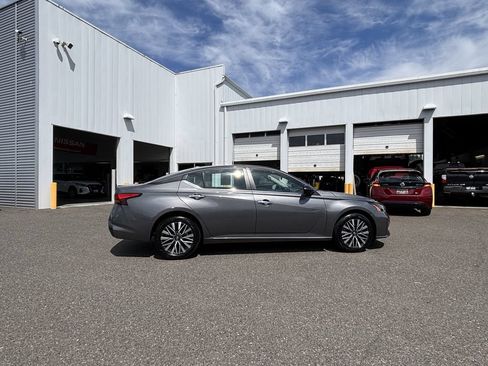 Used 2024 Nissan Altima 2.5 SV AWD/4WD image 8
