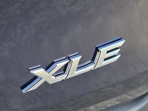 Used 2026 Toyota Sienna XLE FWD image 11