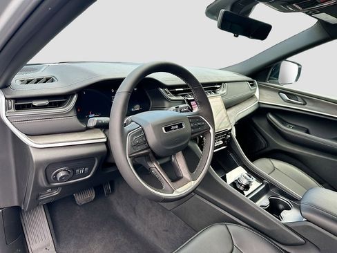 New 2025 Jeep Grand Cherokee Limited w/ Luxury Tech Group II image 9