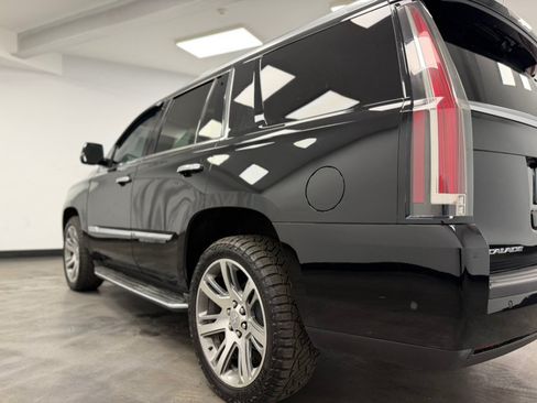 Used 2017 Cadillac Escalade Luxury AWD/4WD image 24