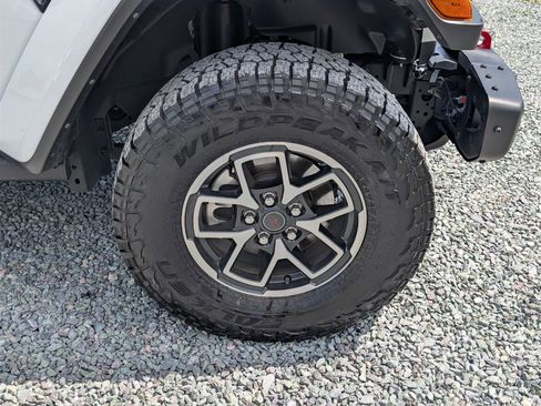 Used 2024 Jeep Gladiator Rubicon image 11