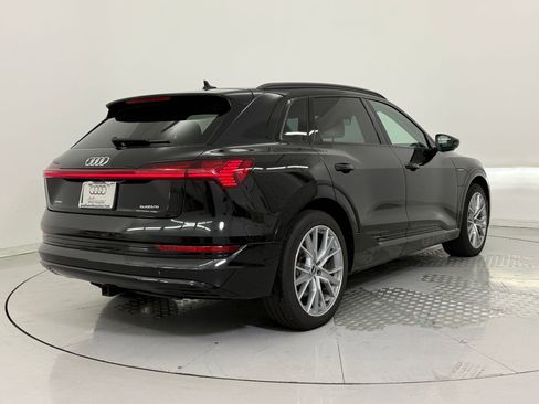 Used 2021 Audi e-tron Prestige w/ Prestige Package image 9