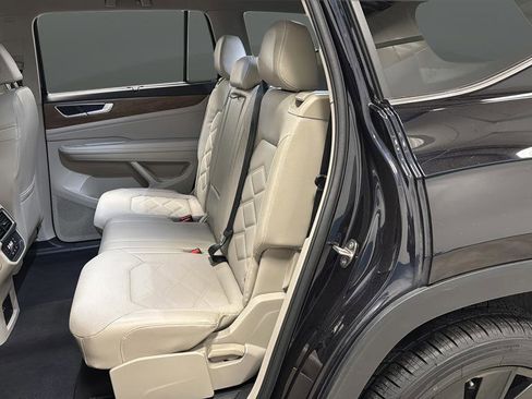 Used 2024 Volkswagen Atlas SE w/ Black Wheel Package image 23