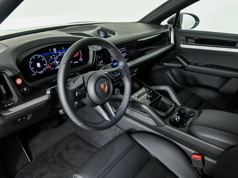 New 2025 Porsche Cayenne Coupe image 4