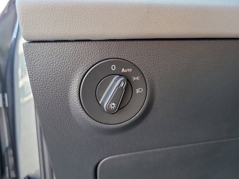 Used 2022 Volkswagen Taos SE image 32