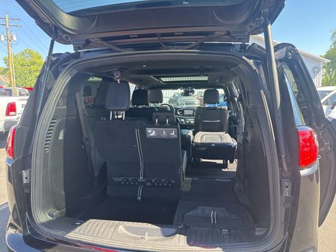 Used 2019 Chrysler Pacifica Touring-L FWD image 21