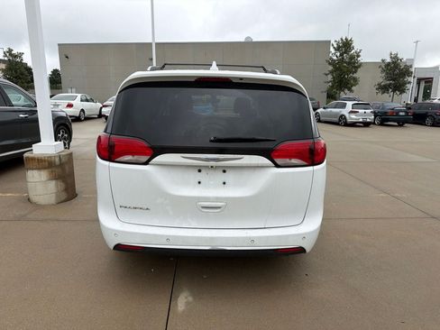 Used 2018 Chrysler Pacifica Touring-L FWD image 6