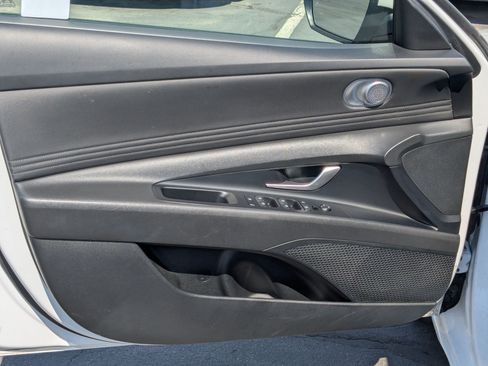 Certified 2025 Hyundai Elantra SEL FWD image 15