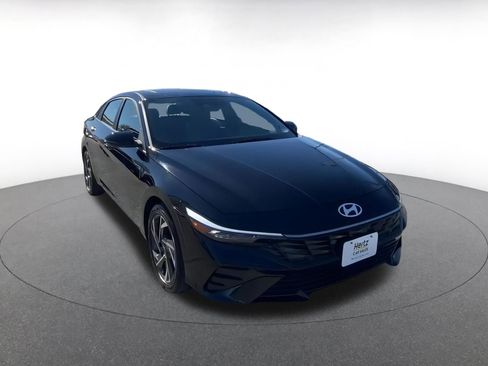 Used 2025 Hyundai Elantra Limited image 3