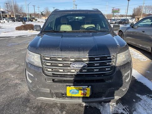 Used 2017 Ford Explorer XLT w/ Equipment Group 202A image 3