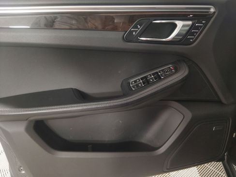 Used 2018 Porsche Macan image 12